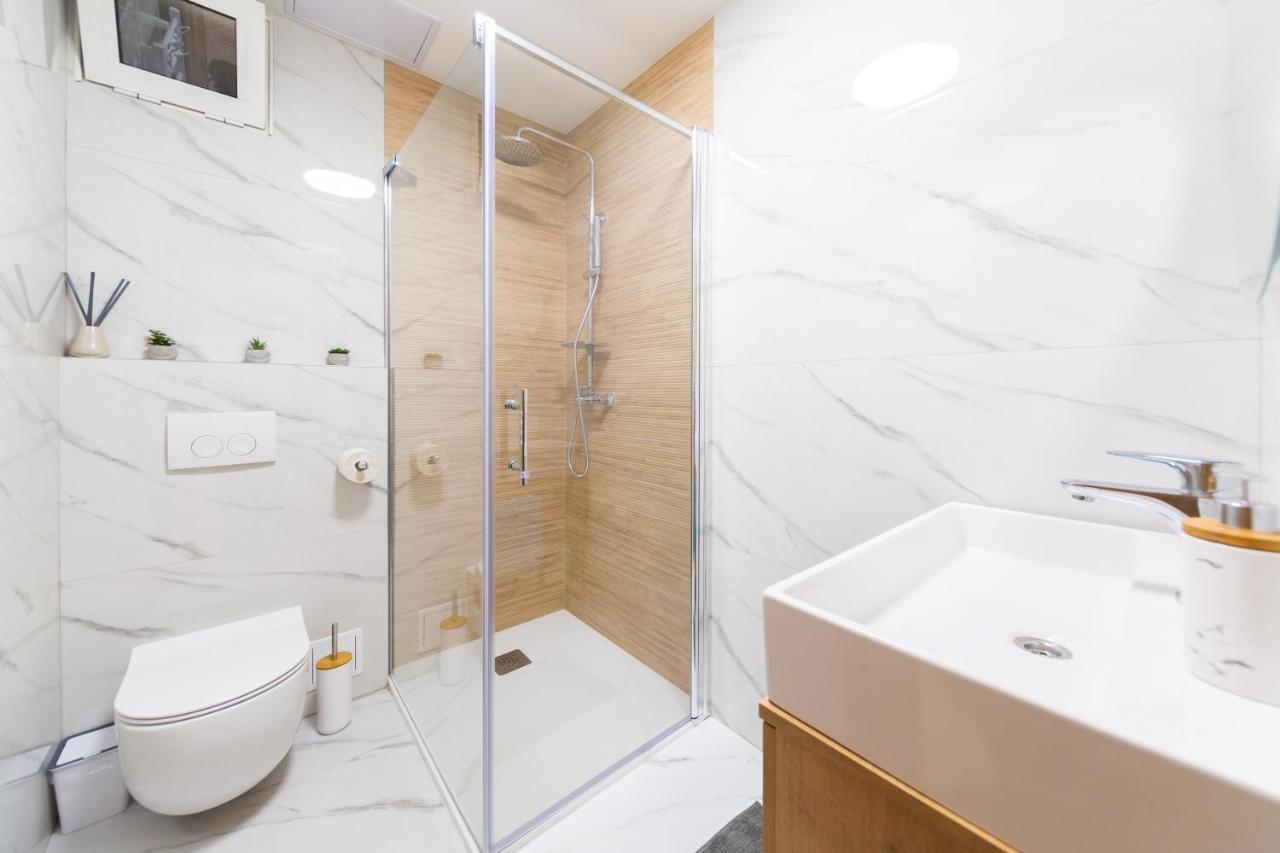 Kolura Apartment Vis